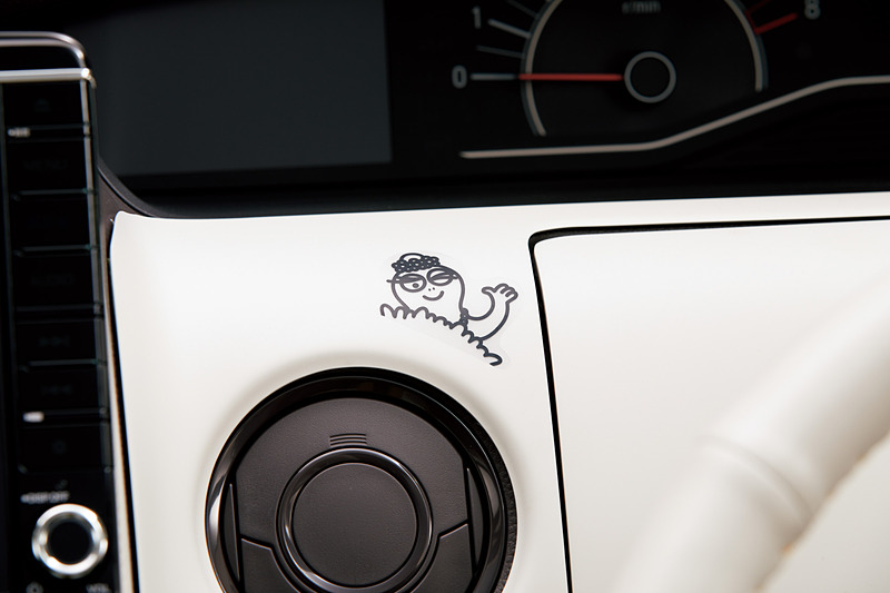 「インテリアパネル」（インストルメントパネル部［運転席側］・運転席アッパーボックス部/マットアイボリー）と合わせて車内を演出する3枚セットの「インテリアステッカー」（インストルメントパネル部［助手席側］・運転席アッパーボックス部［2カ所］）。価格はインテリアパネルが1万7280円、インテリアステッカーは5400円