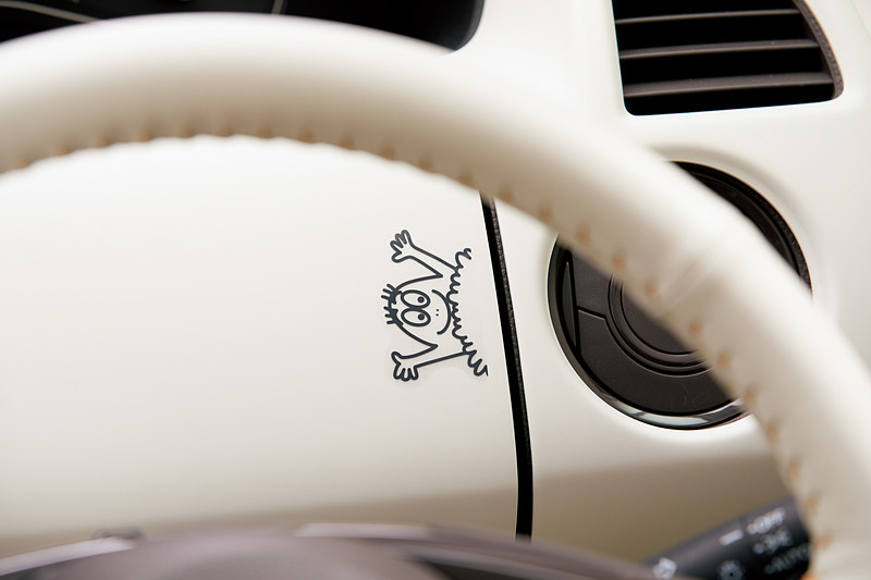 「インテリアパネル」（インストルメントパネル部［運転席側］・運転席アッパーボックス部/マットアイボリー）と合わせて車内を演出する3枚セットの「インテリアステッカー」（インストルメントパネル部［助手席側］・運転席アッパーボックス部［2カ所］）。価格はインテリアパネルが1万7280円、インテリアステッカーは5400円