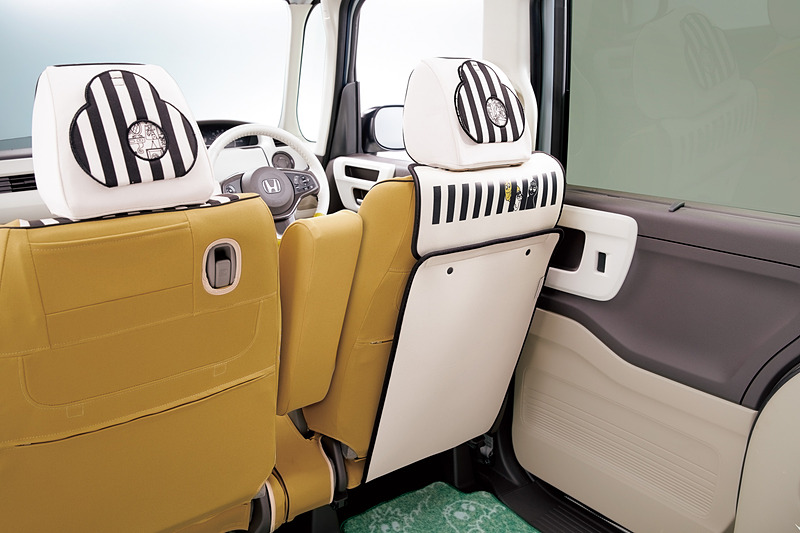 シート背面の汚れを防ぐ「キックガード」（フロント席シートバック取付用/左右共用1枚売り/ベージュ）はシートバックテーブルとの同時装着が可能。価格は6480円/1枚