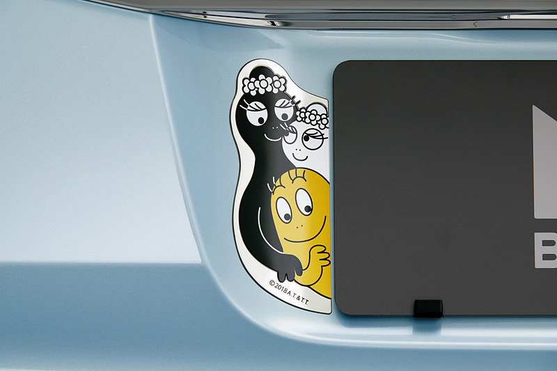 かくれんぼしているようなデザインなどを4枚セットにした「エンブレム」（ハイボスカル［樹脂製］）。価格は8640円