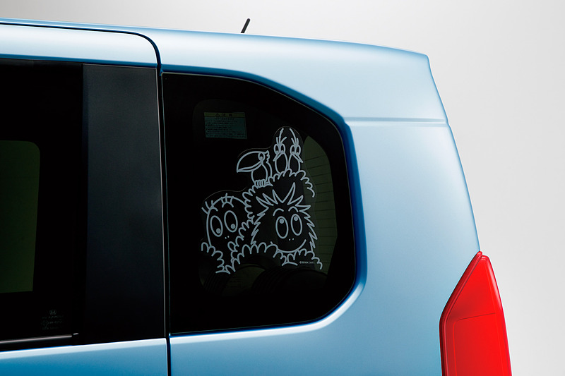 左右のドアミラーカバーとリアクォーターウィンドウに貼り付ける「エクステリアステッカー」。価格は左右4枚セットで8640円
