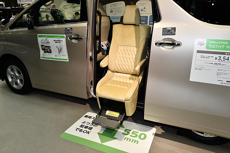 車外に出たシートは座面が前下がりになることで立ち上がりやすくなる。前傾姿勢になっても体を支えられるよう、折りたたみ式フットレストの角度を調整している