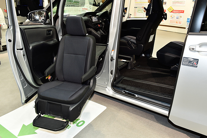 初出展のノア ウェルジョイン（助手席リフトアップシート付）