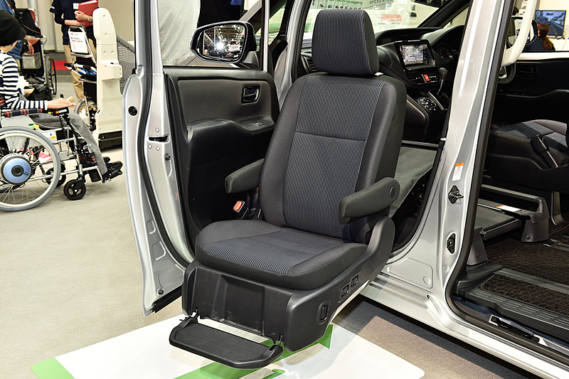 助手席のシートが電動で車外に出るリフトアップシートとなっている