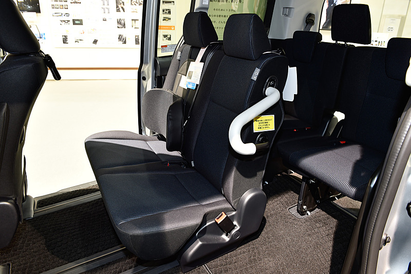 地方でコミュニティバスのように利用されるケースもあるノアのような5ナンバーミニバンの利便性を高めるため、歩道側のセカンドシートを廃止してサードシートへのアクセススペースとして活用。側面にある手すりは、シートから立ち上がったり乗降時などに利用される