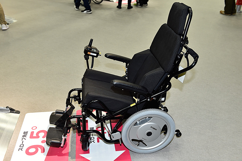 トヨタ製の電動ウェルチェア（車いす用電動ユニットはヤマハ製）を標準装備