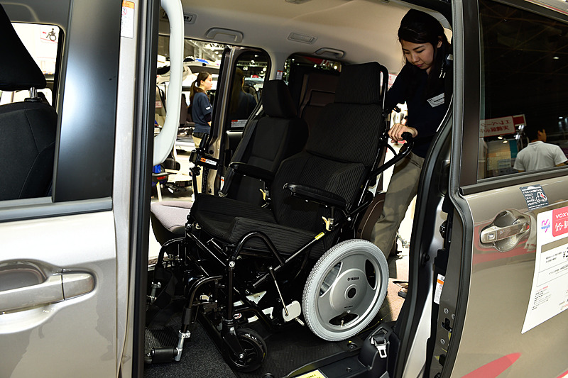 車内にある「ワンタッチ固定装置」で複雑な操作を必要とせずに車いすをしっかりとロックする