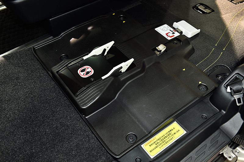 車内にある「ワンタッチ固定装置」で複雑な操作を必要とせずに車いすをしっかりとロックする