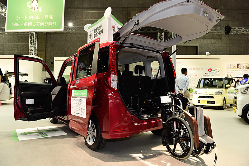 初出展のルーミー 助手席リフトアップシート車 Bタイプ
