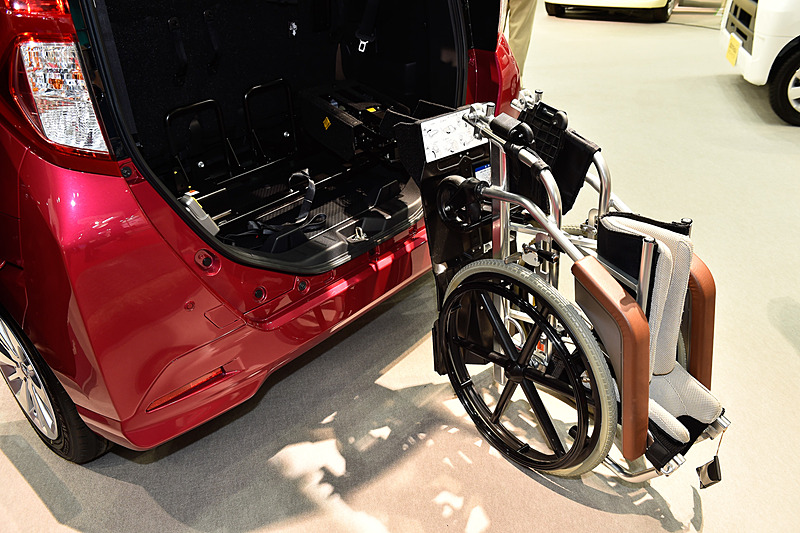 Bタイプはラゲッジスペースに電動スライド式の車いす収納装置を備える