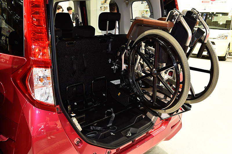 Bタイプはラゲッジスペースに電動スライド式の車いす収納装置を備える