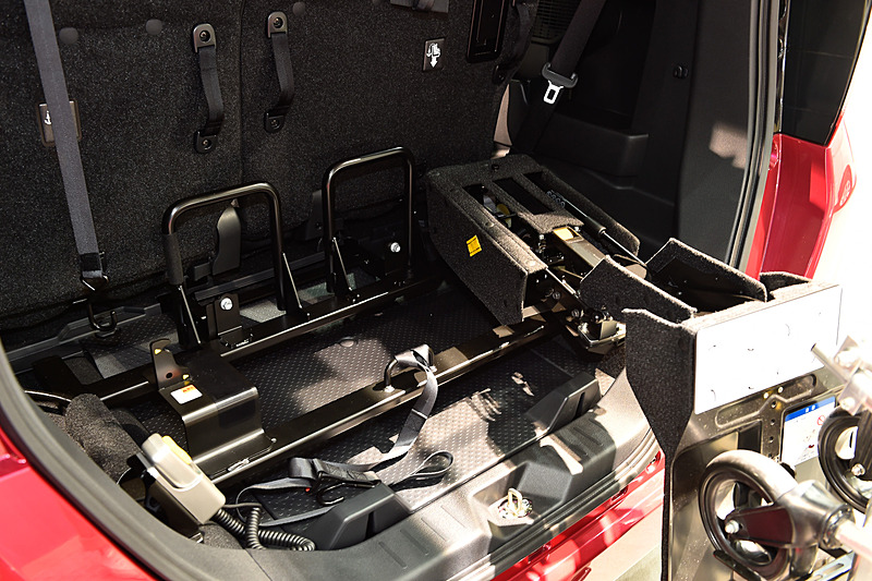 Bタイプはラゲッジスペースに電動スライド式の車いす収納装置を備える