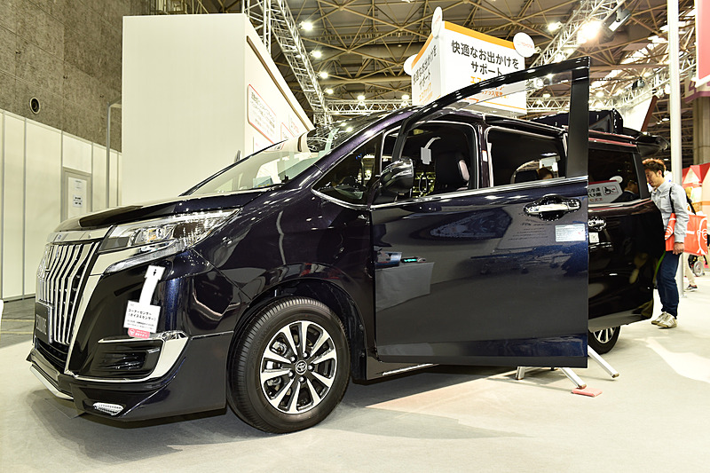 エスクァイアに「快適なお出掛けをサポートする」というサポトヨプラスの各種用品を装着した展示車