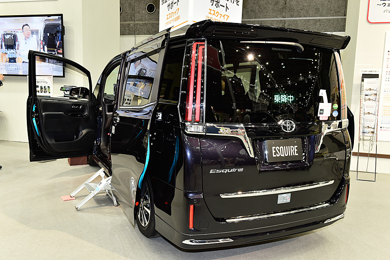 エスクァイアに「快適なお出掛けをサポートする」というサポトヨプラスの各種用品を装着した展示車