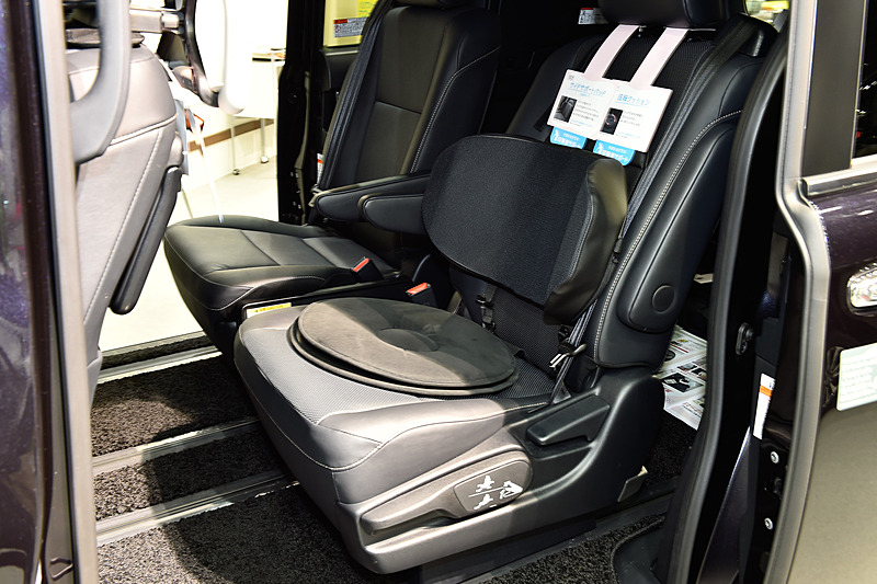 エスクァイアに「快適なお出掛けをサポートする」というサポトヨプラスの各種用品を装着した展示車