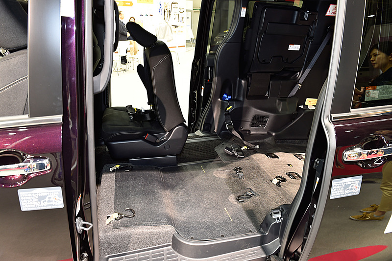 運転席の後方のみにセカンドシートを設定し、跳ね上げ格納式のサードシートを採用して2つの車いす搭載に対応する