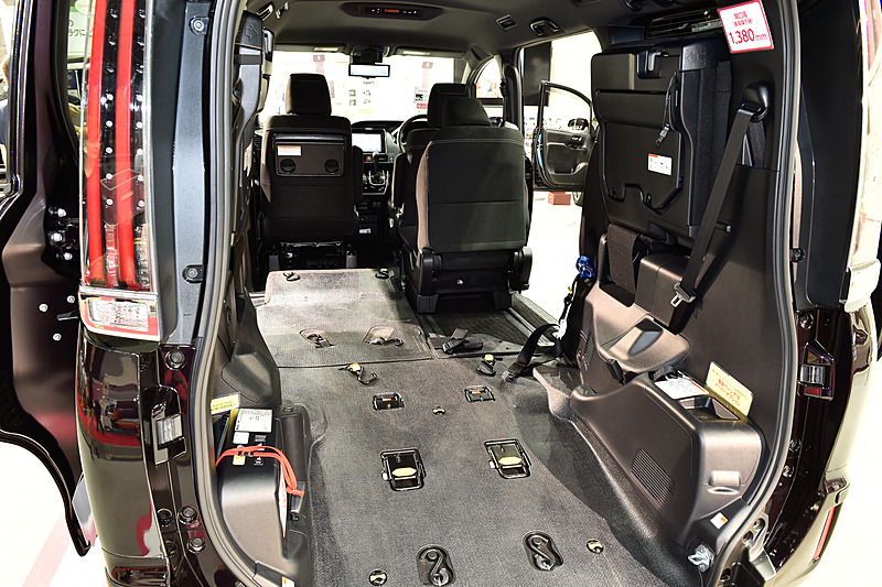 運転席の後方のみにセカンドシートを設定し、跳ね上げ格納式のサードシートを採用して2つの車いす搭載に対応する