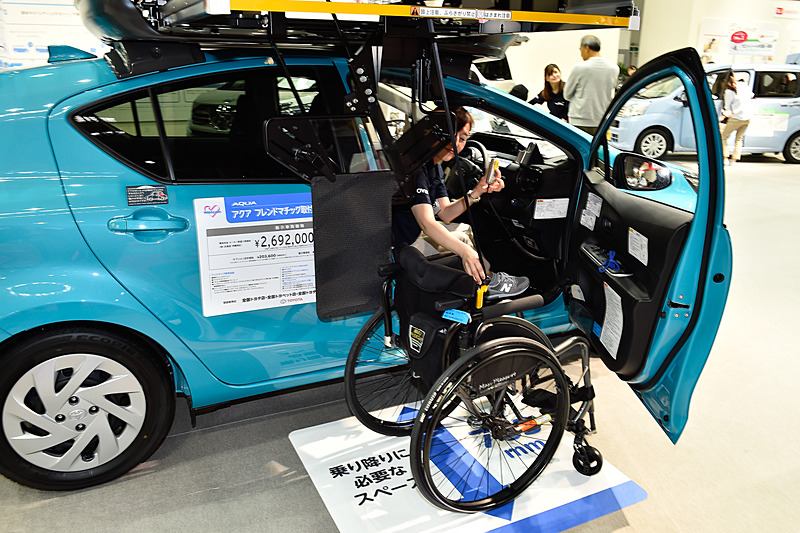 車いすの利用者が自分で運転するケースに対応するこのモデルでは、車いすから運転席に移動した後、ルーフ上にある「ウェルキャリー」をリモコンで操作して、吊り上げバンドでユニット内に格納する