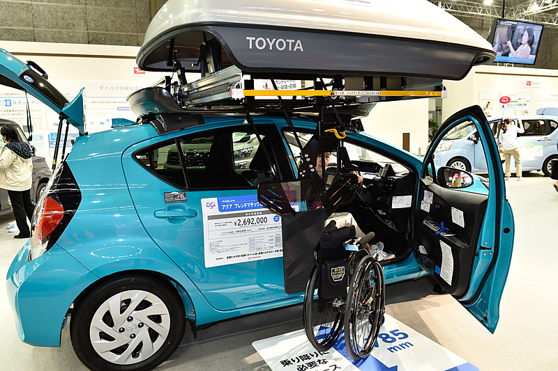 車いすの利用者が自分で運転するケースに対応するこのモデルでは、車いすから運転席に移動した後、ルーフ上にある「ウェルキャリー」をリモコンで操作して、吊り上げバンドでユニット内に格納する