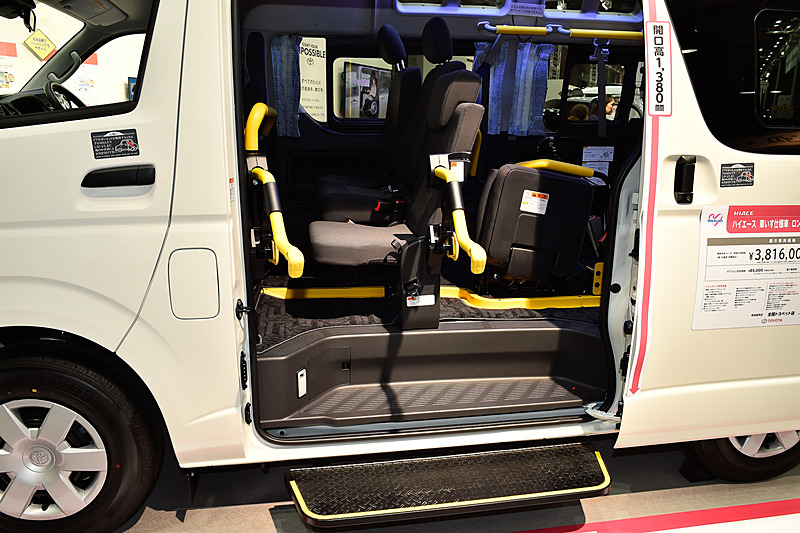 広い開口部による乗降性のよさをさらに高める電動格納式大型ステップは標準装備、回転して車外まで伸びる「可倒式手すり」はオプション設定