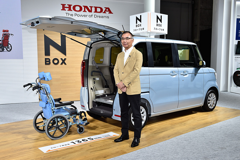 「バリアフリー 2018」の会場で初公開されたホンダ「N-BOX スロープ仕様」と開発責任者の白土清成氏