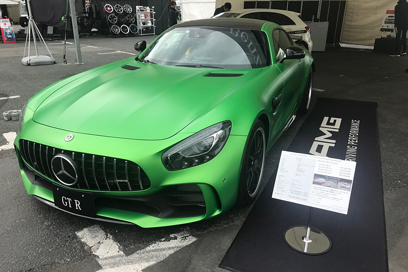 ステアリングを握ったメルセデス・ベンツ「メルセデスAMG GT R」