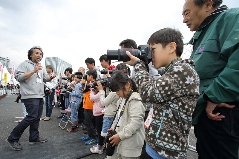 プレスエリアでの撮影は貴重な体験。みんな真剣だ