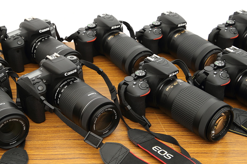 今年もキヤノン、ニコン両メーカーのカメラが貸し出された