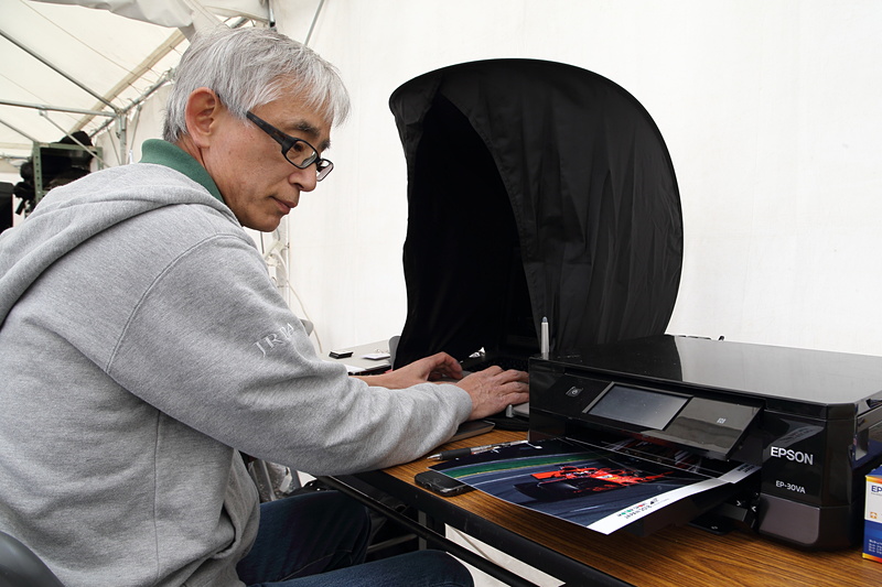 エプソン、キヤノンのプリンターでプリントされた。どちらもモータースポーツには縁の深いメーカーだ