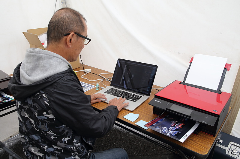 エプソン、キヤノンのプリンターでプリントされた。どちらもモータースポーツには縁の深いメーカーだ