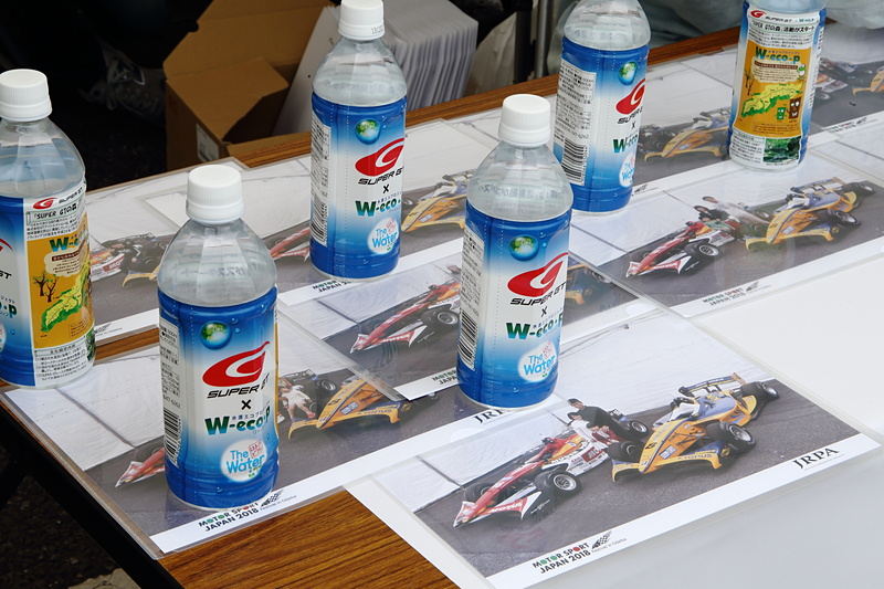 エプソン、キヤノンのプリンターでプリントされた。どちらもモータースポーツには縁の深いメーカーだ