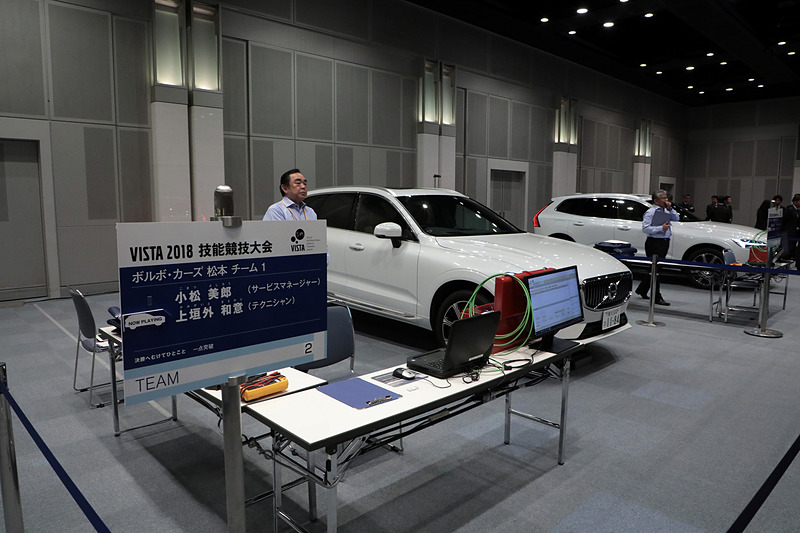 技術試験会場の様子。6台の「XC60 T8」（PHVモデル）が用意される。すべて同じ故障の設定。テクニシャン1名が対応し、制限時間55分の間に設定された設問に回答する。ただし、制限時間内に直しきることが目的ではなく、クルマの知識、診断スキル、機器の使い方、レポート内容などボルボの設定する手順をこなしているかを主に評価する