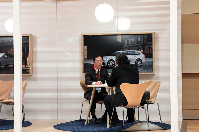 こちらはショールームへユーザーが来店した時の対応を見る試験。ショールームのセットが組まれていて、サービスアドバイザー、サービスマネージャー、そしてテクニシャンとチーム（2名のケースもある）で対応する。技能試験で直したクルマを引き取りに来たオーナーという設定の客役への対応や、12ヶ月点検、用品の購入相談の対応なども審査された