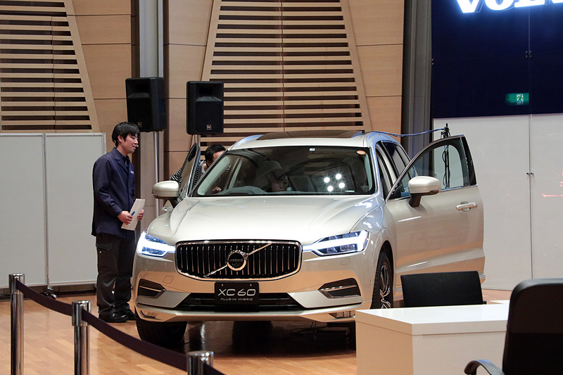 こちらはショールームへユーザーが来店した時の対応を見る試験。ショールームのセットが組まれていて、サービスアドバイザー、サービスマネージャー、そしてテクニシャンとチーム（2名のケースもある）で対応する。技能試験で直したクルマを引き取りに来たオーナーという設定の客役への対応や、12ヶ月点検、用品の購入相談の対応なども審査された