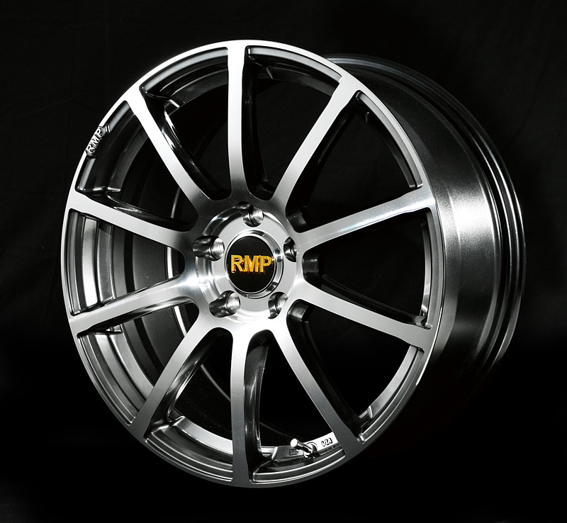 こちらは10本スポークを採用した「010F」。10本スポークは幅広い車種に合わせやすい定番中の定番だが、スポークを長く見せるデザインや異なる角度の面を多用した造形を採用した