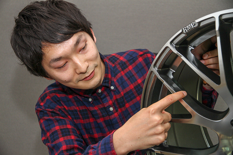 天面から奥へ斜めにカット、さらに途中からストレートに落とす。この組み合わせで面の反射の違いを生み、スポークの細さや立体感、奥行き感を出している