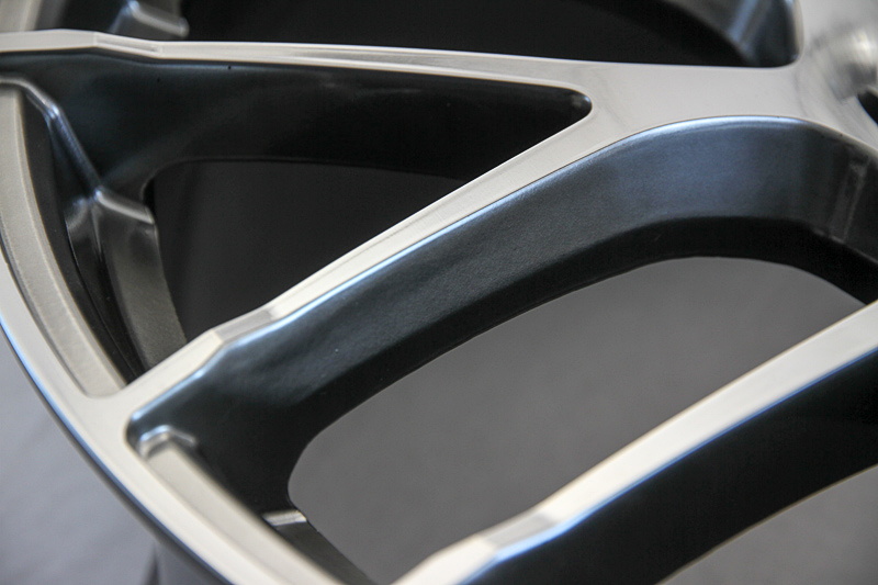 天面から奥へ斜めにカット、さらに途中からストレートに落とす。この組み合わせで面の反射の違いを生み、スポークの細さや立体感、奥行き感を出している