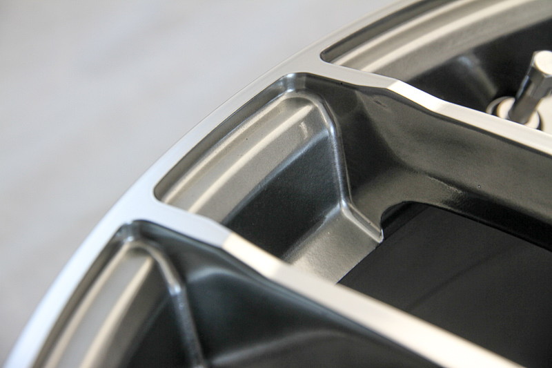 スポークを長く見せるため、リムとの繋がりの手前でステップを設けて距離を稼いでいる。また、ステップ部に付く陰影もスポークを長く見せる効果を出す