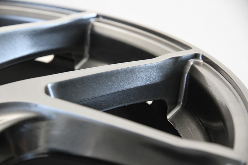 スポークを長く見せるため、リムとの繋がりの手前でステップを設けて距離を稼いでいる。また、ステップ部に付く陰影もスポークを長く見せる効果を出す