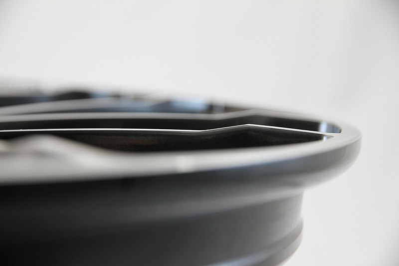 スポークを長く見せるため、リムとの繋がりの手前でステップを設けて距離を稼いでいる。また、ステップ部に付く陰影もスポークを長く見せる効果を出す