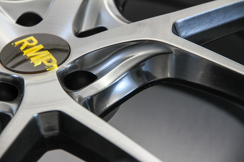 5本のスポークとなる025Fは、ナットホールを避けてスポークが配置できるので、スポークをより長く見せることが可能。ただ、ナットホールの周辺が野暮ったくなりがちなので、スポークの「また」の部分にエグリのような形状を入れて視覚的な重さを取っている