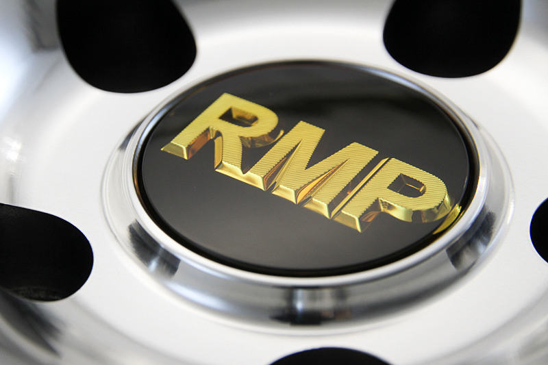 これだけでもかなりこだわったというセンターキャップ。実際に文字の部分を立体にすることで見る角度、光の角度によって陰影が変わるが、さらに高さ方向、斜めの部分を角度によって変化させることでより強い立体感を演出している