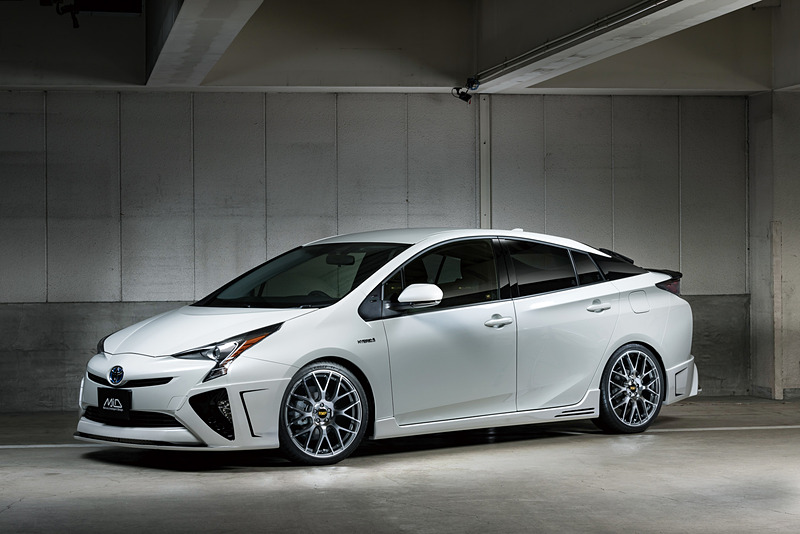 2×8スポークの「028F」（左）、2×5スポークの「025F」（中）、10本スポークの「010F」（右）と、定番のデザインの中に新しさを求めたRMPシリーズ