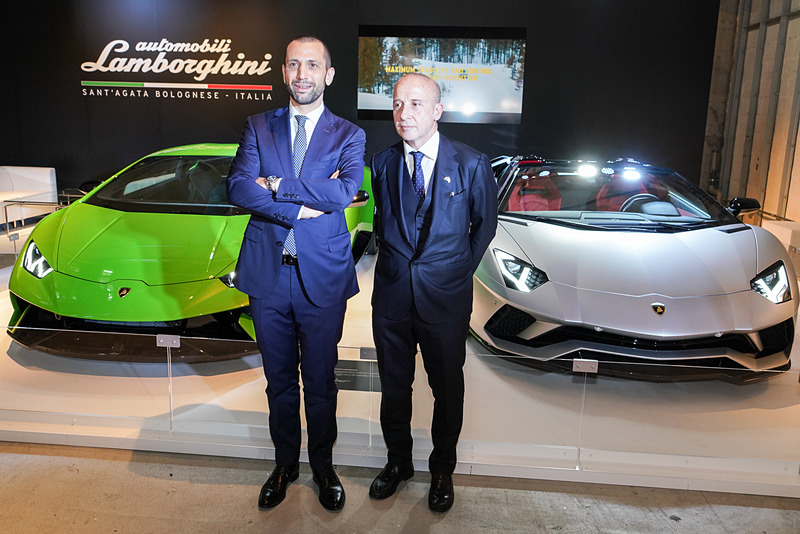 「イタリア・アモーレ・ミオ！」会場内ランボルギーニブースにて。ランボルギーニ ジャパン カントリー・マネージャーのフランチェスコ・クレシ氏（左）とジョルジョ・スタラーチェ駐日イタリア大使（右）
