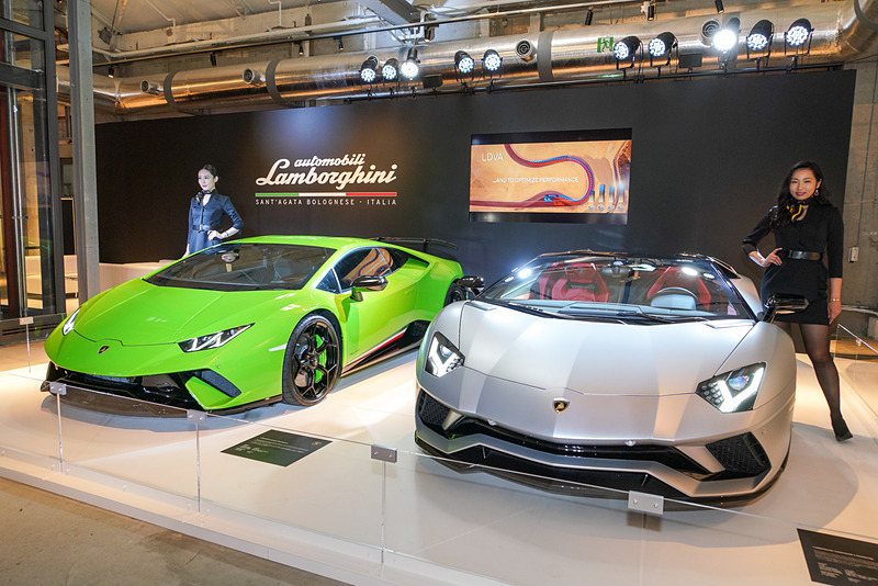 「ウラカン・ペルフォルマンテ」（左）と「アヴェンタドール S ロードスター」（右）