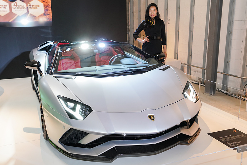 「アヴェンタドール S ロードスター」