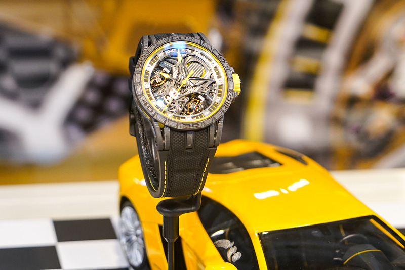 ロジェ・デュブイ「エクスカリバー アヴェンタドール S」。イエローの差し色がアクセント