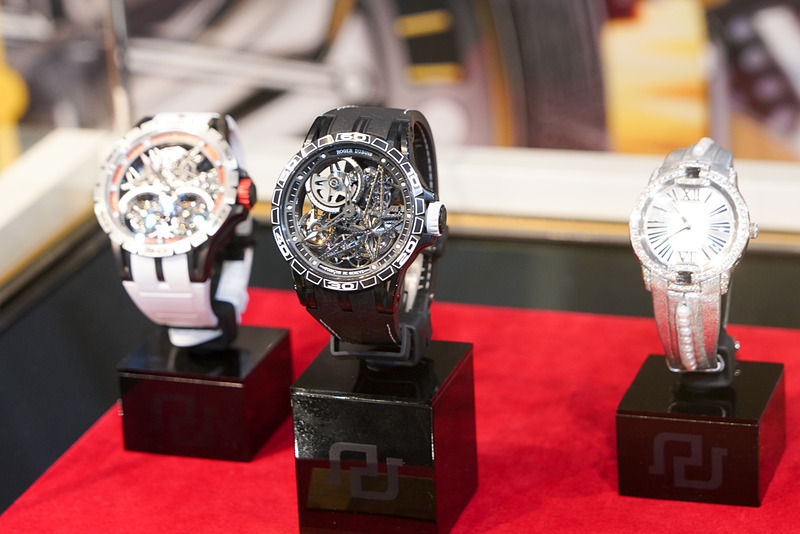 ロジェ・デュブイ「エクスカリバー スパイダー ピレリ オートマティック スケルトン」。サーキットと白のラインを象徴するブラックチタンと純白がアクセント