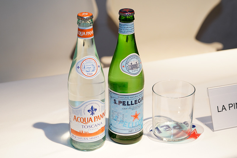 発表会会場にはイタリアのミネラルウォーターも。右はスパークリング