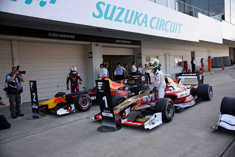 予選直後、パルクフェルメでポールポジション獲得を喜ぶ山本尚貴選手